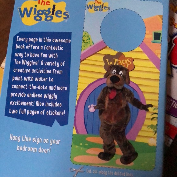 3 - The Wiggles 5 in 1 coloring and activity book - Picture 2 of 9